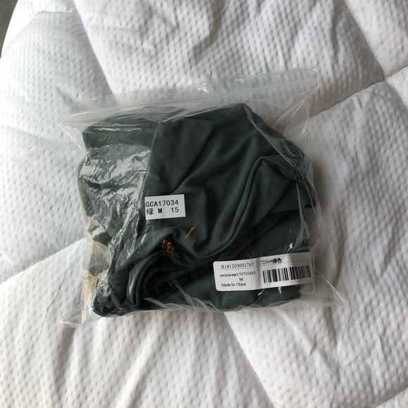 BRAND NEW bikini set with top and bottoms - Picture 2 of 2